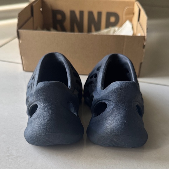 Kids Yeezy Foam Runners - Picture 3 of 4